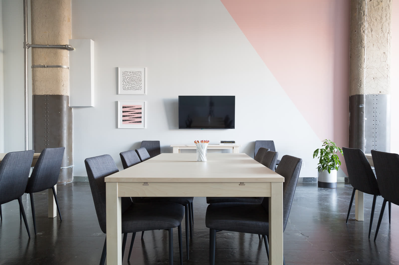 Sala de reunião preparada para receber uma equipe